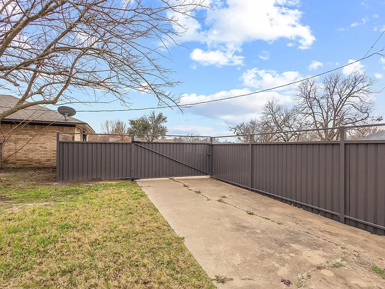 3327 Carriage Cir — Photo 35
