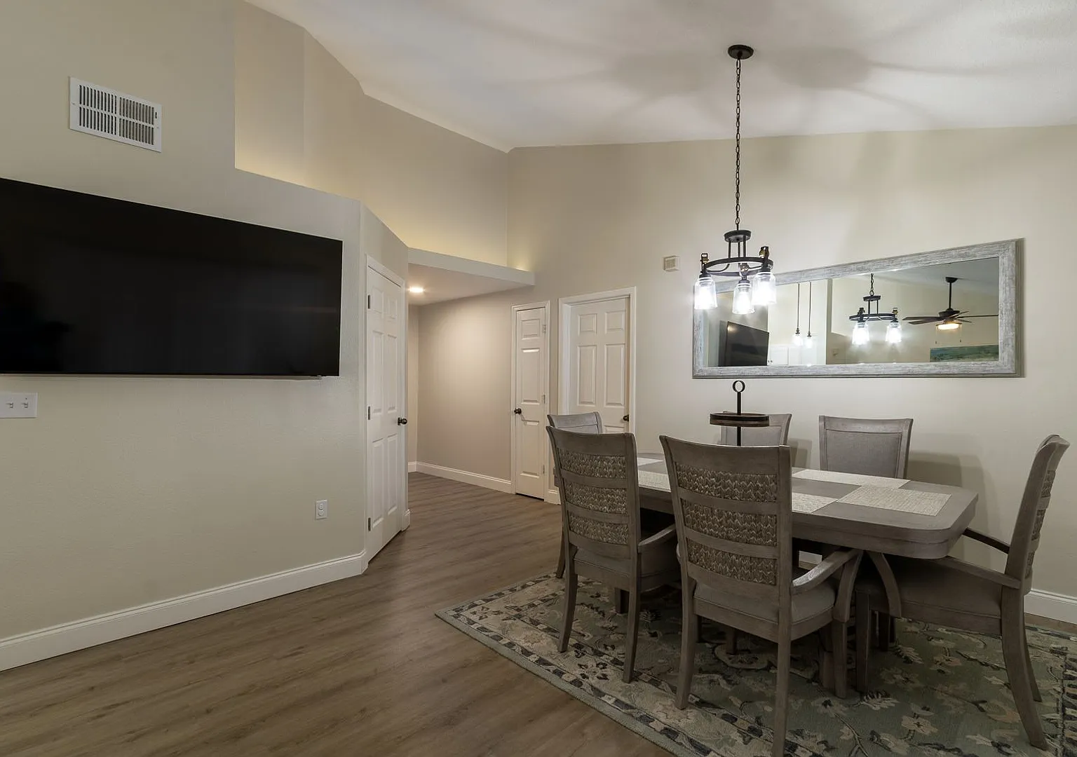 Beautifully Renovated 2/2 Condo in The Links - Partially Furnished — Photo 4