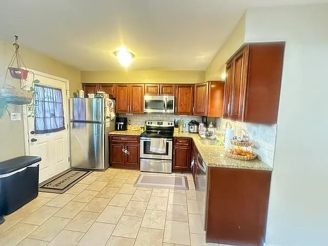 2858 Klein St — Photo 4