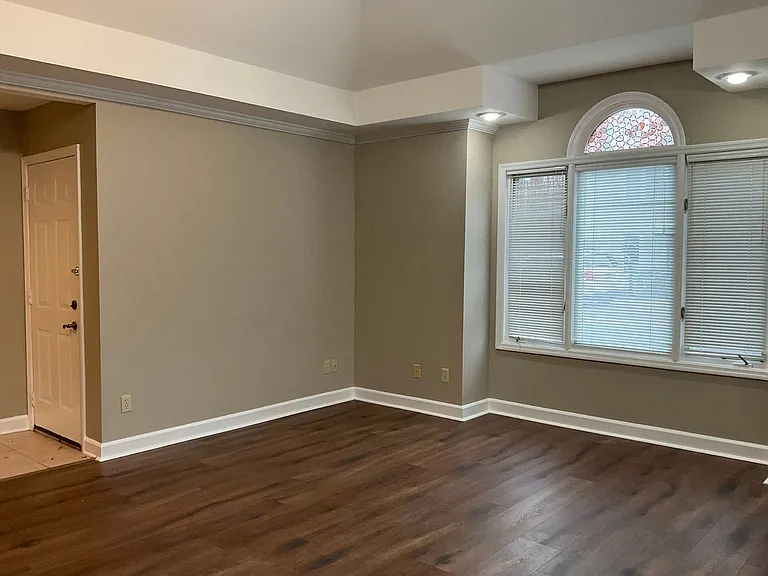 100-105 Regency Park Dr — Photo 2