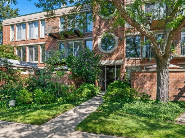 4030 Arbor Ln APT 201, Northfield, IL 60093