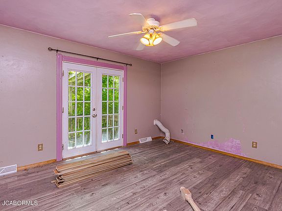 3rd image of 219 Wagonwheel Dr