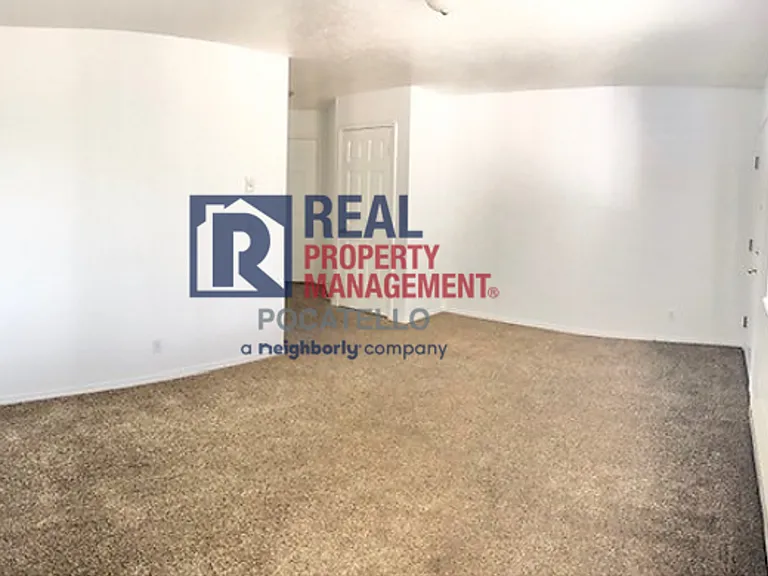 1120 E Poplar St — Photo 7
