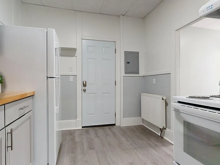 901 Main St #4 — Photo 1