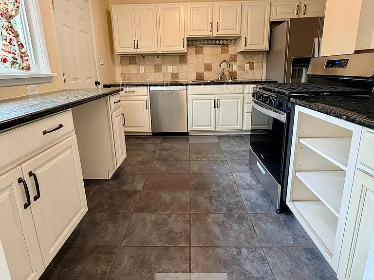 2140 Robin Dr — Photo 7