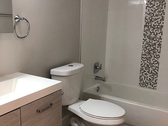 3rd image of 1640 N Dixie Hwy APT 5