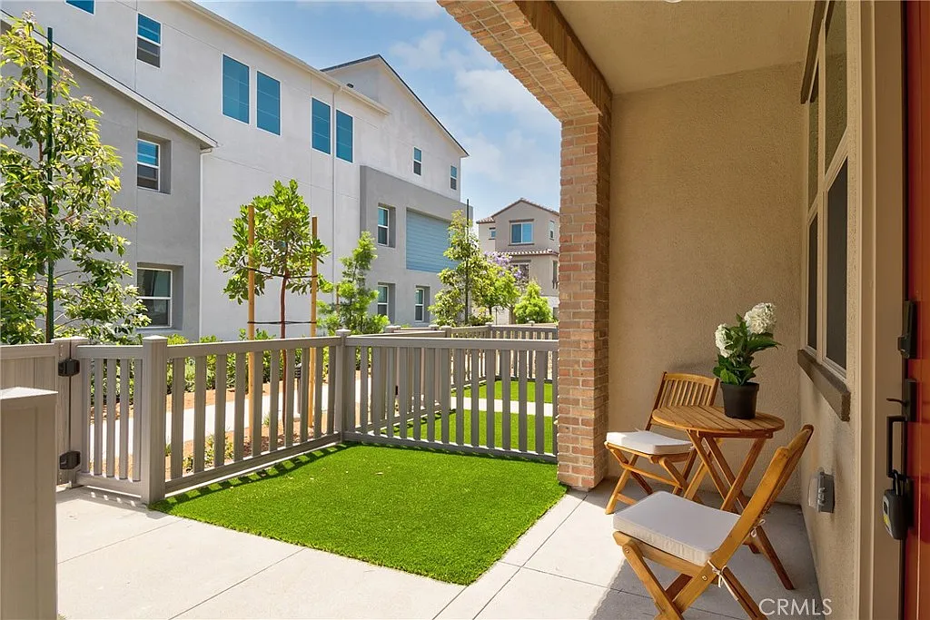 2 bed, 1.5 bath, 910 sqft, $3,450 — Photo 3