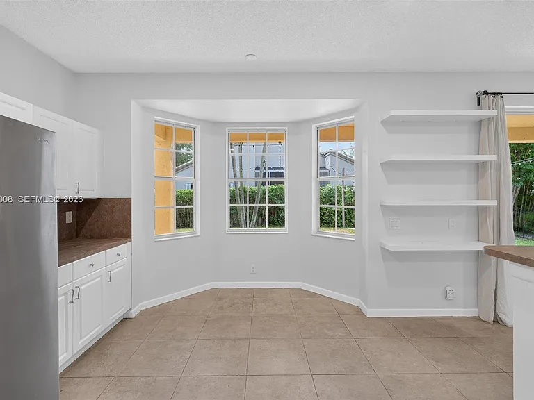 498 Cambridge Ln — Photo 12