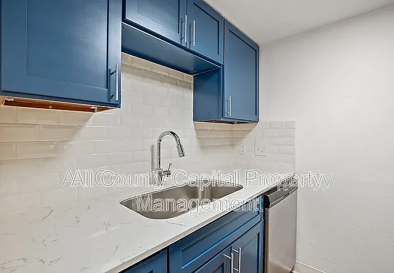 502 W 35th St #103 — Photo 6