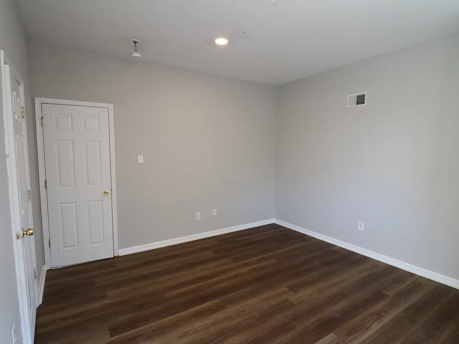 3 bed, 900 sqft, $1,600 — Photo 2