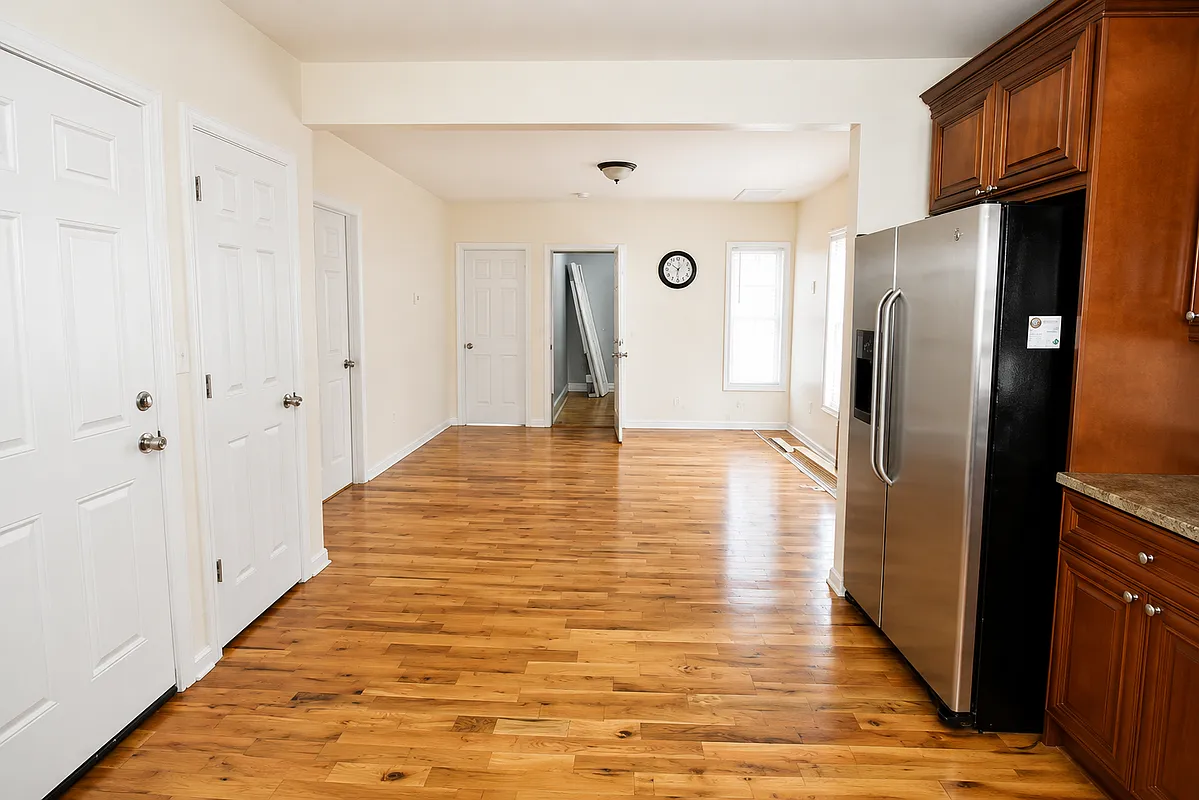 4 bed, 1.0 bath, 1312 sqft, $2,200 — Photo 3
