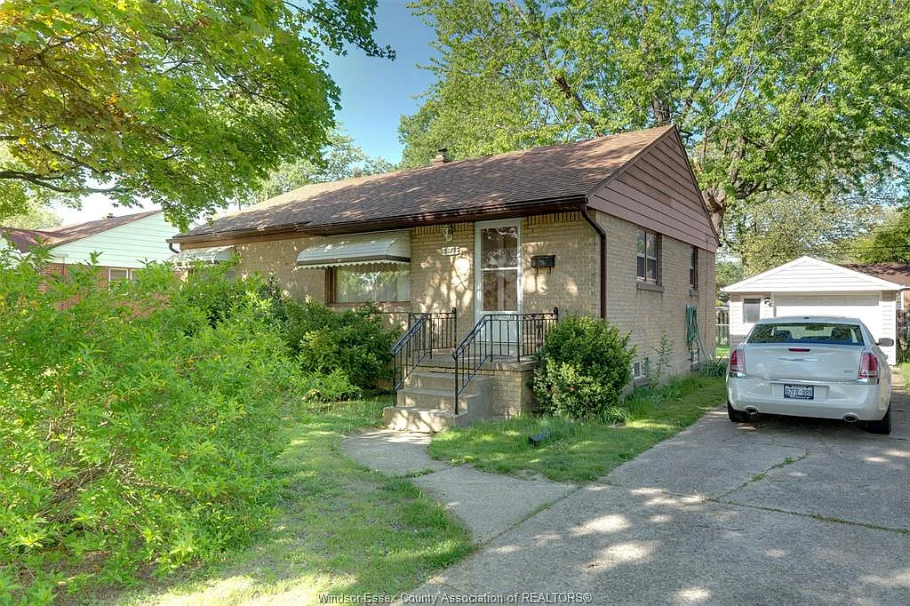 3 bed, $2,200 — Photo 2