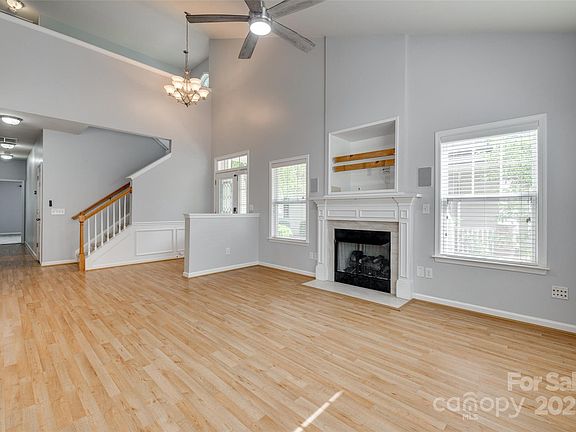 5th image of 328 Rose Garden Ct