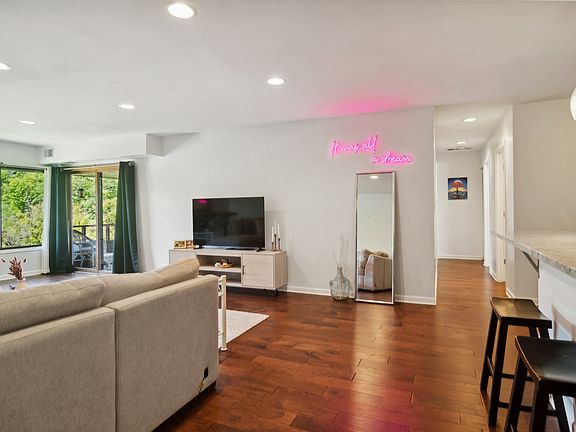 2nd image of 1411 N Sterling Ave Unit 203