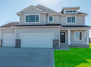 915 Cedar St, Waukee, IA 50263