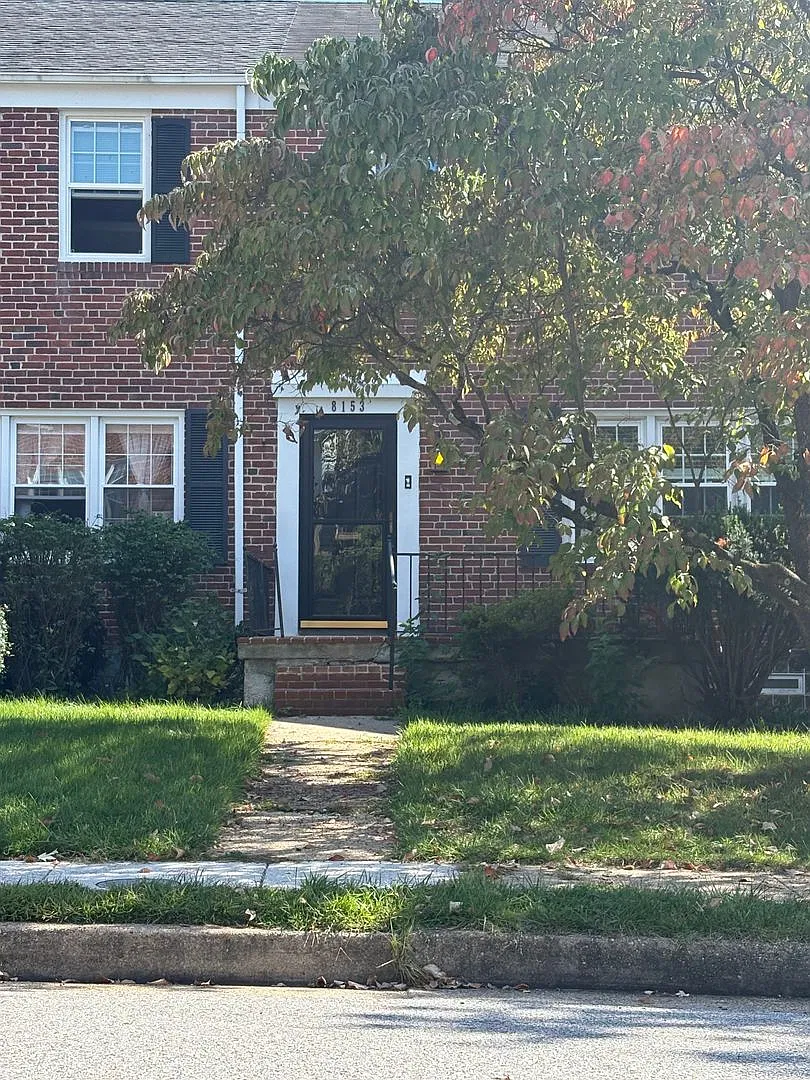 Spacious 3BD/2BA Townhome with Secondary Kitchen in Towson, MD! — Photo 2
