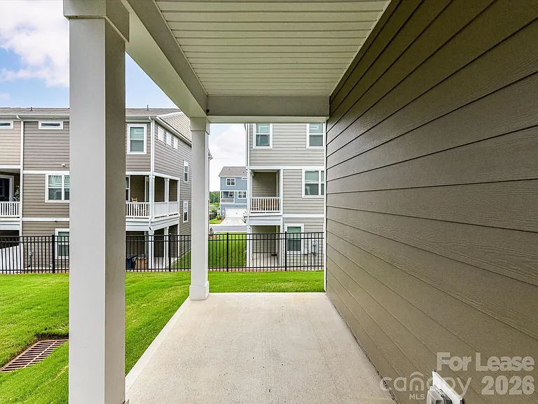 420 Burr St — Photo 35