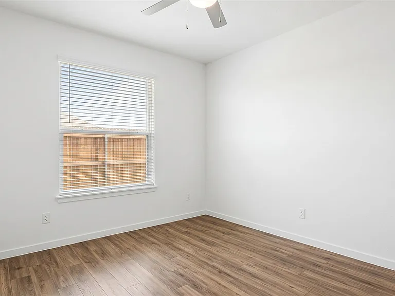 638 Aldenwick Ln — Photo 11