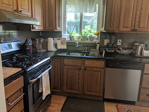 3rd image of 1585 Stratford Ct