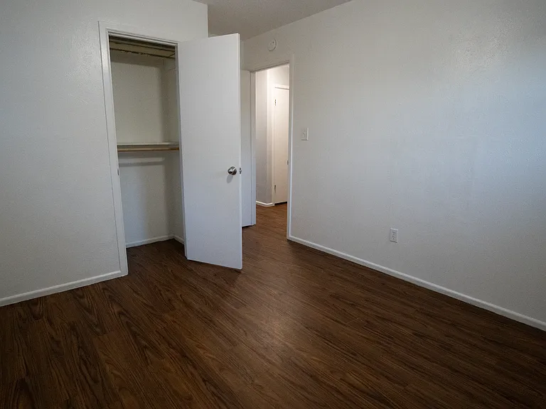 1004 Russell Ln — Photo 26