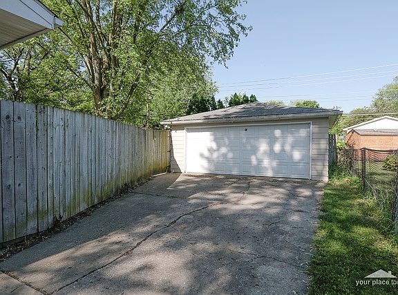 3rd image of 772 N Edgelawn Dr