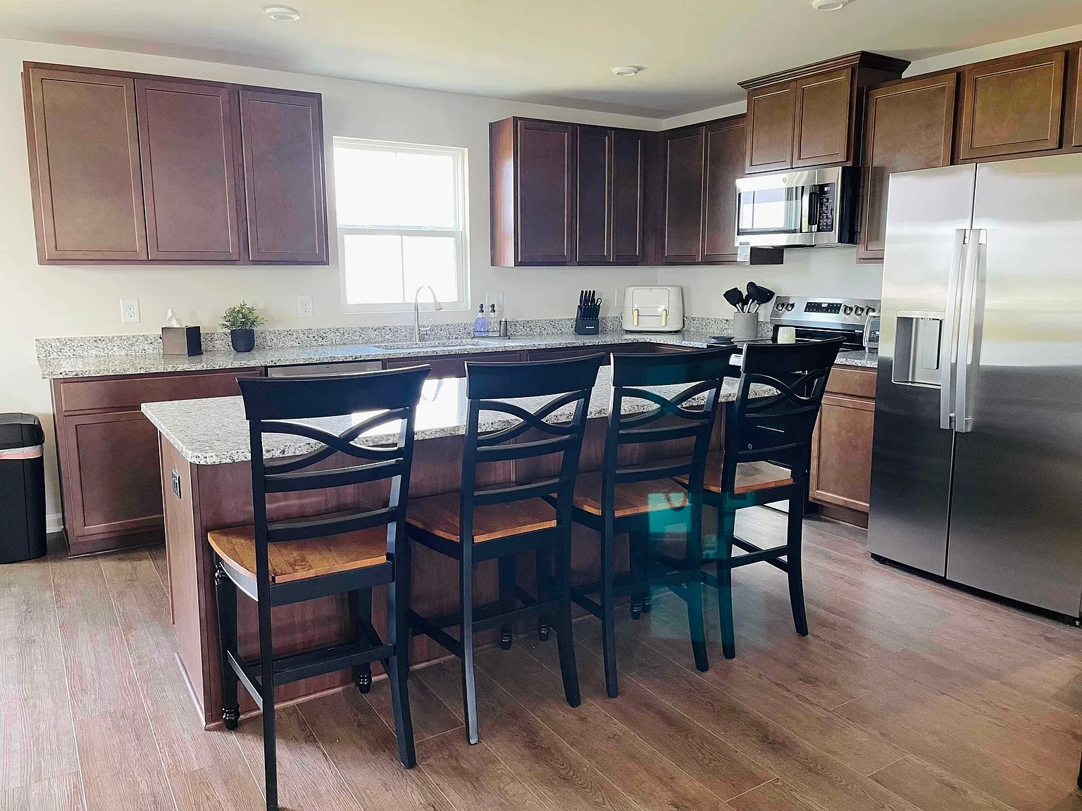 5 bed, 2540 sqft, $1,200 — Photo 4