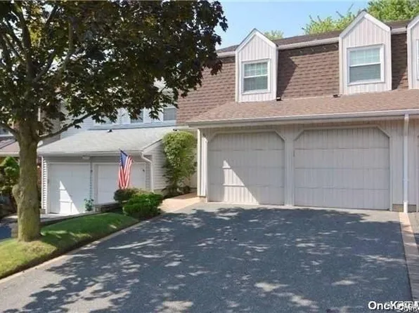 95 Woodlake Drive W #95, Woodbury, NY 11797