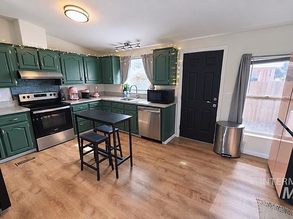5th image of 611 Conant Ave