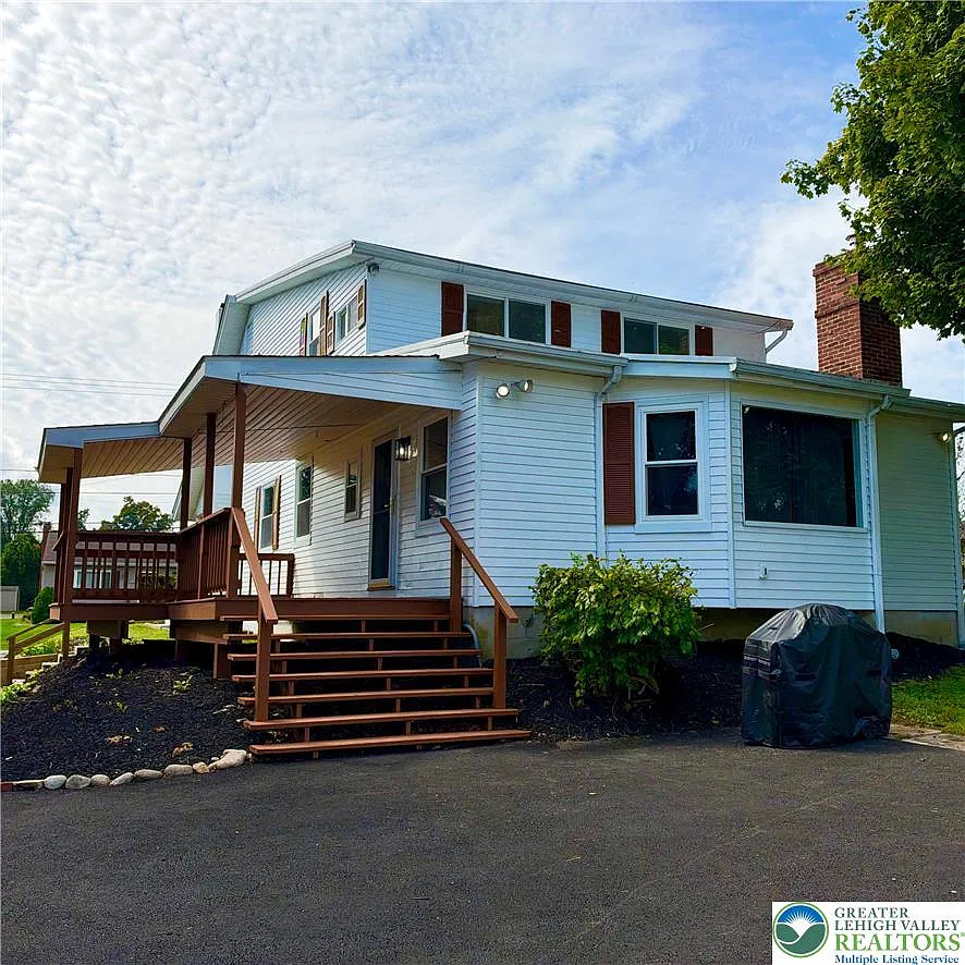 4 bed, 2.0 bath, 2100 sqft, $3,000 — Photo 4