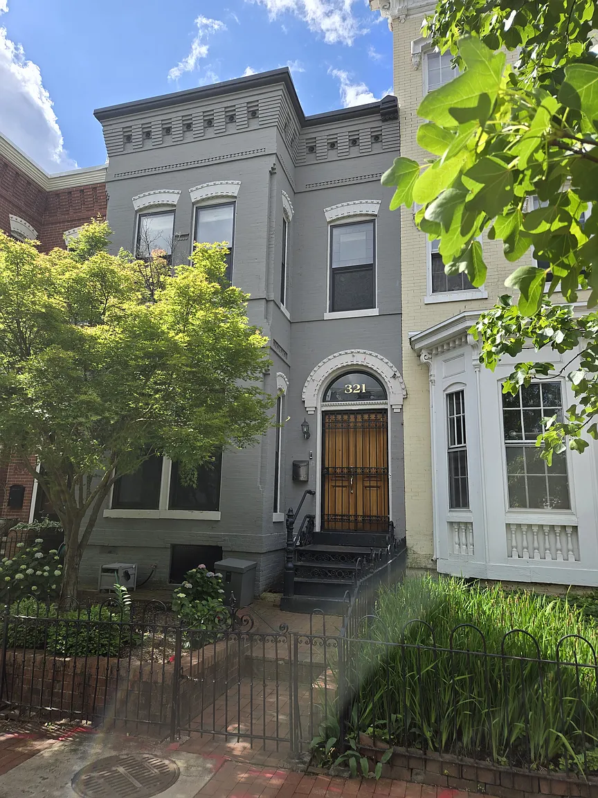 321 A St NE photo 1