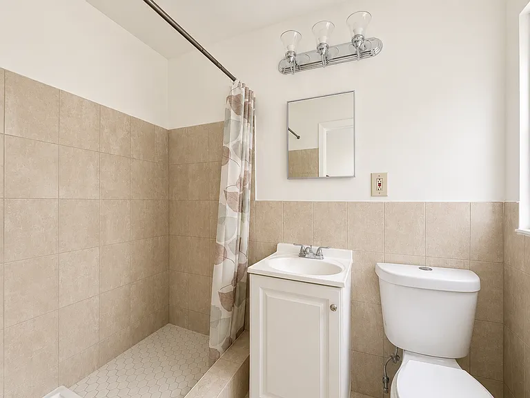 2711 Lincoln St #18 — Photo 4