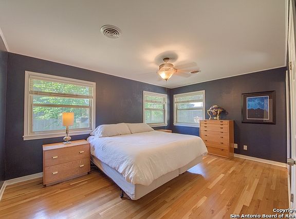 4th image of 915 Canyon Dr