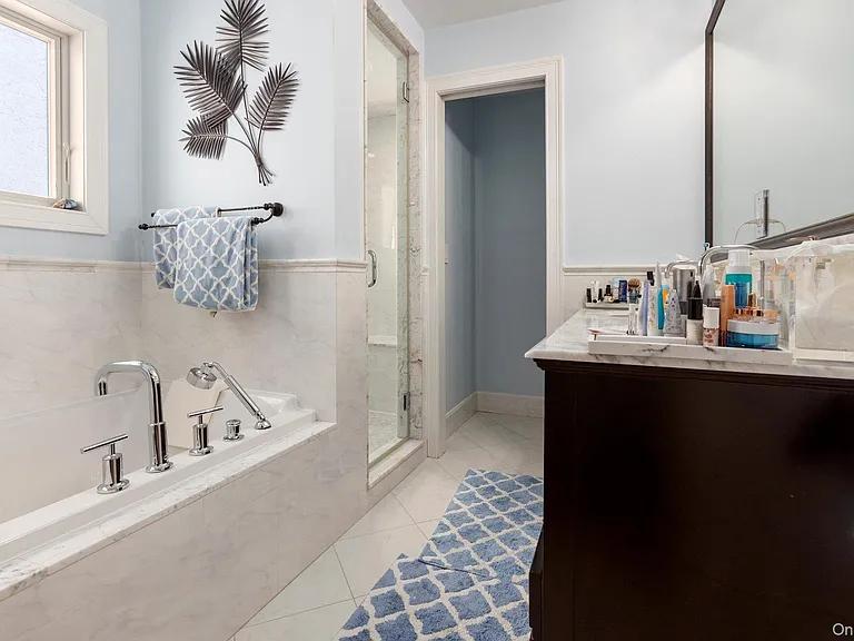 847B E Broadway — Photo 20