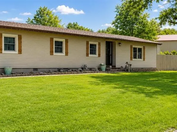 702 W Oak St, Weir, KS 66781