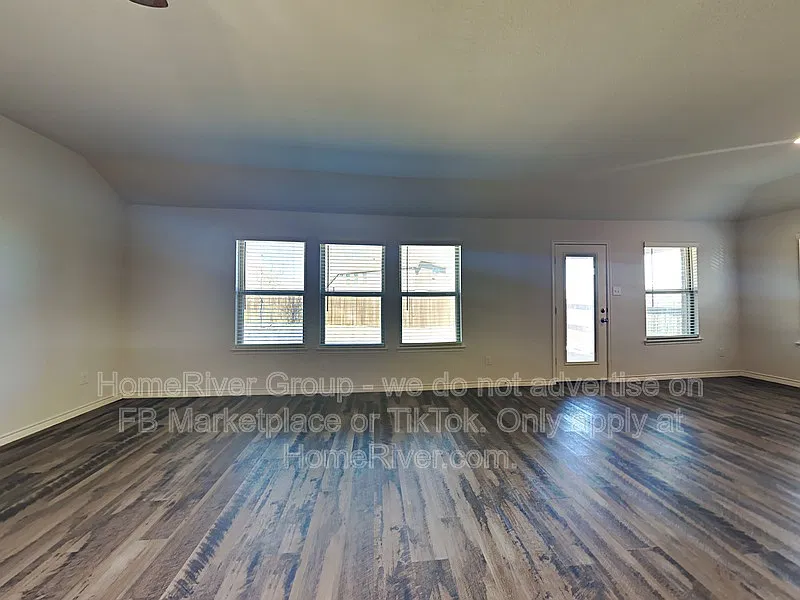 3 bed, 2.0 bath, 1664 sqft, $2,300 — Photo 4
