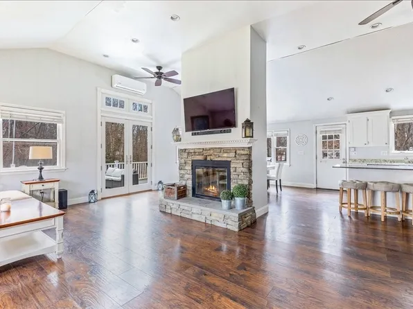 1 Country Ln, Hingham, MA 02043