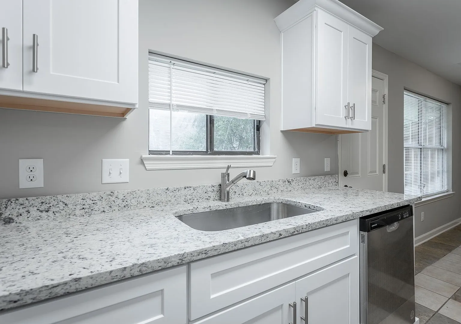 2 Bedroom, 2 Bath Townhome with Private Patio Near I-75 & Hamilton Place — Photo 1