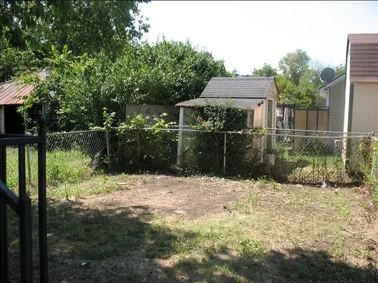 860 Charles Ave — Photo 10