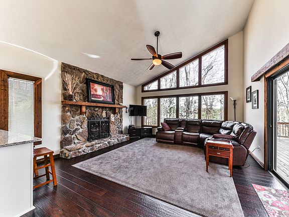 Boasts Natural Light!