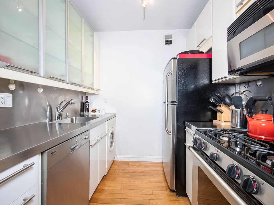 1st image of 130 E 63rd St APT 3A