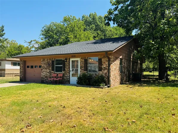 1210 S Clements St, Gainesville, TX 76240
