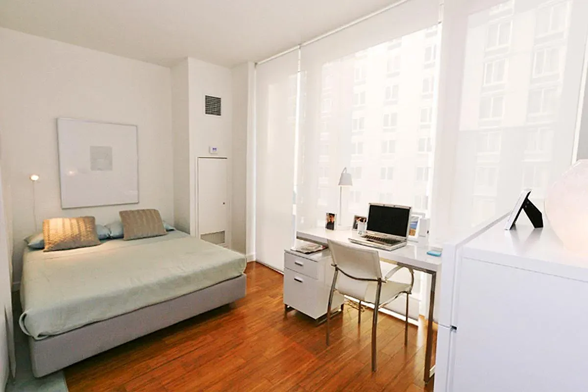 330 West 39th Street — Photo 3