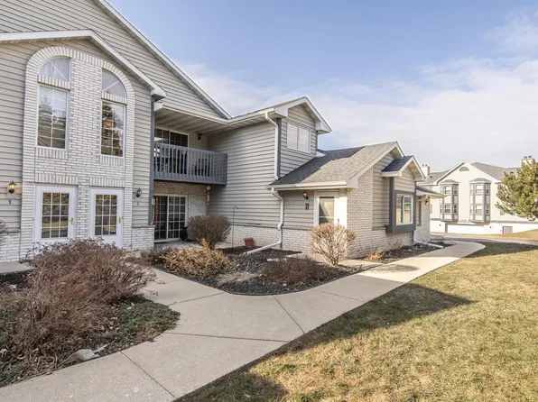 W240N2566 East Parkway Meadow CIRCLE #5, Pewaukee, WI 53072