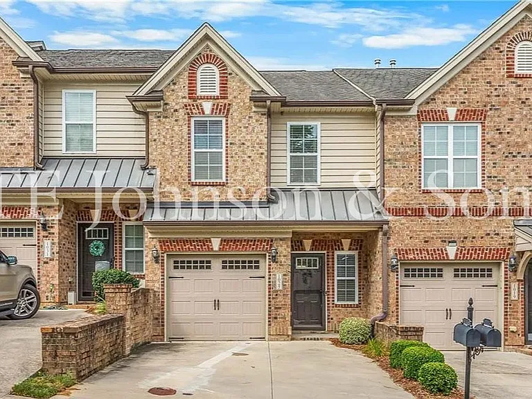 1025 Richmond Park Dr — Photo 1