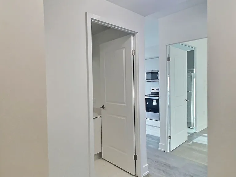 202 Burnhamthorpe Rd E #2008 — Photo 9