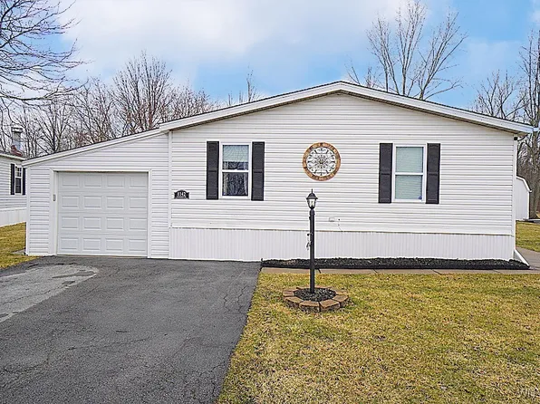 1142 Lockwood Dr, Lockport, NY 14094