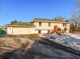 915 Pineview Ln N, Plymouth, MN 55441