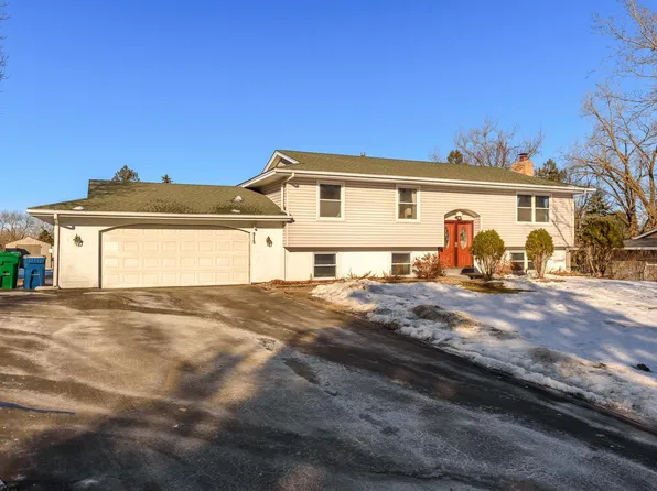 915 Pineview Ln N, Plymouth, MN 55441