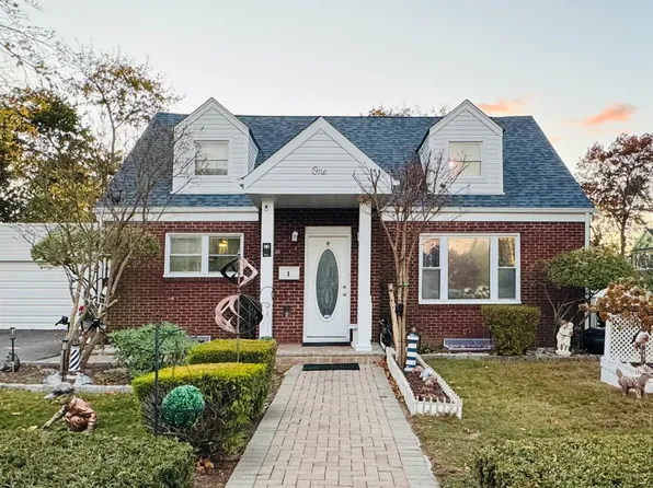 1 Willetts Place, Huntington Station, NY 11746