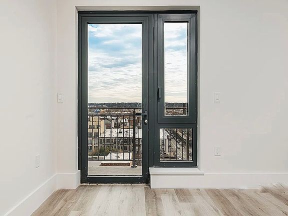 5th image of 1510 Gates Ave #906